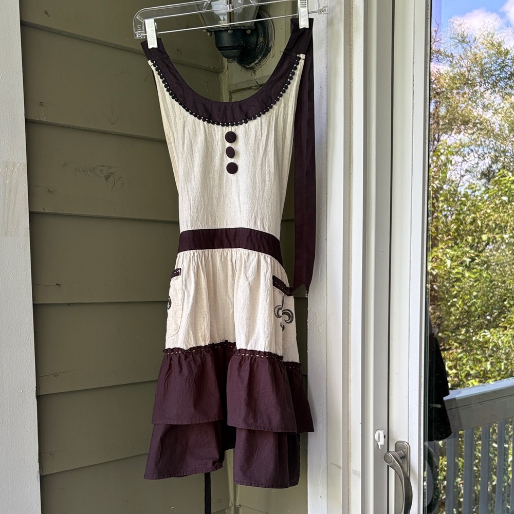 Sur La Table Cream and Black Orleans Cotton Apron. Never used- been in a drawer.